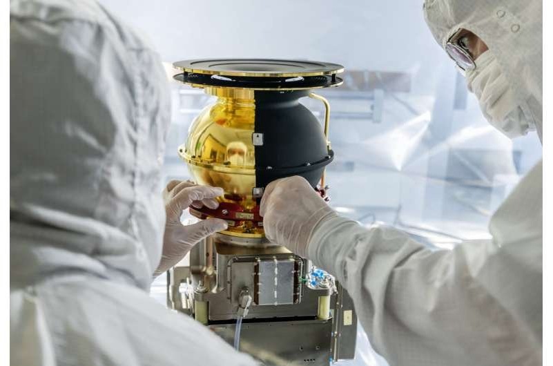    Разработанный SwRI прибор CoDICE сочетает в себе возможности нескольких приборов в одном запатентованном датчике размером с 5-галлонное ведро для краски и весом около 22 фунтов. Чтобы противостоять экстремальным перепадам температур - от интенсивного воздействия прямых солнечных лучей до пронизывающего холода глубокого космоса, половина CoDICE, которая всегда будет обращена к солнцу, имеет блестящую «золотую» поверхность для отражения тепловой энергии, в то время как противоположная сторона имеет матово-черную поверхность для максимального поглощения тепла. Автор: Юго-Западный научно-исследовательский институт