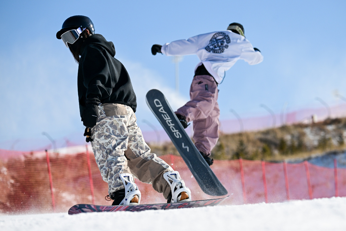 Любители горнолыжного спорта на курорте в городе Хух-Хото Внутренней Монголии. Фото: Ван Сяобо, «Жэньминь тупянь»