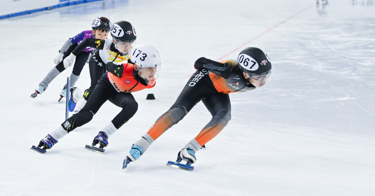 Любители горнолыжного спорта на курорте в городе Хух-Хото Внутренней Монголии. Фото: Ван Сяобо, «Жэньминь тупянь»