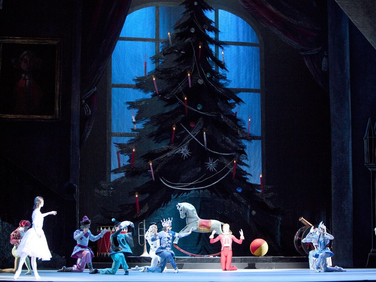    Сцена из спектакля "Щелкунчик" | © Фото : Дамир Юсупов / Большой театр