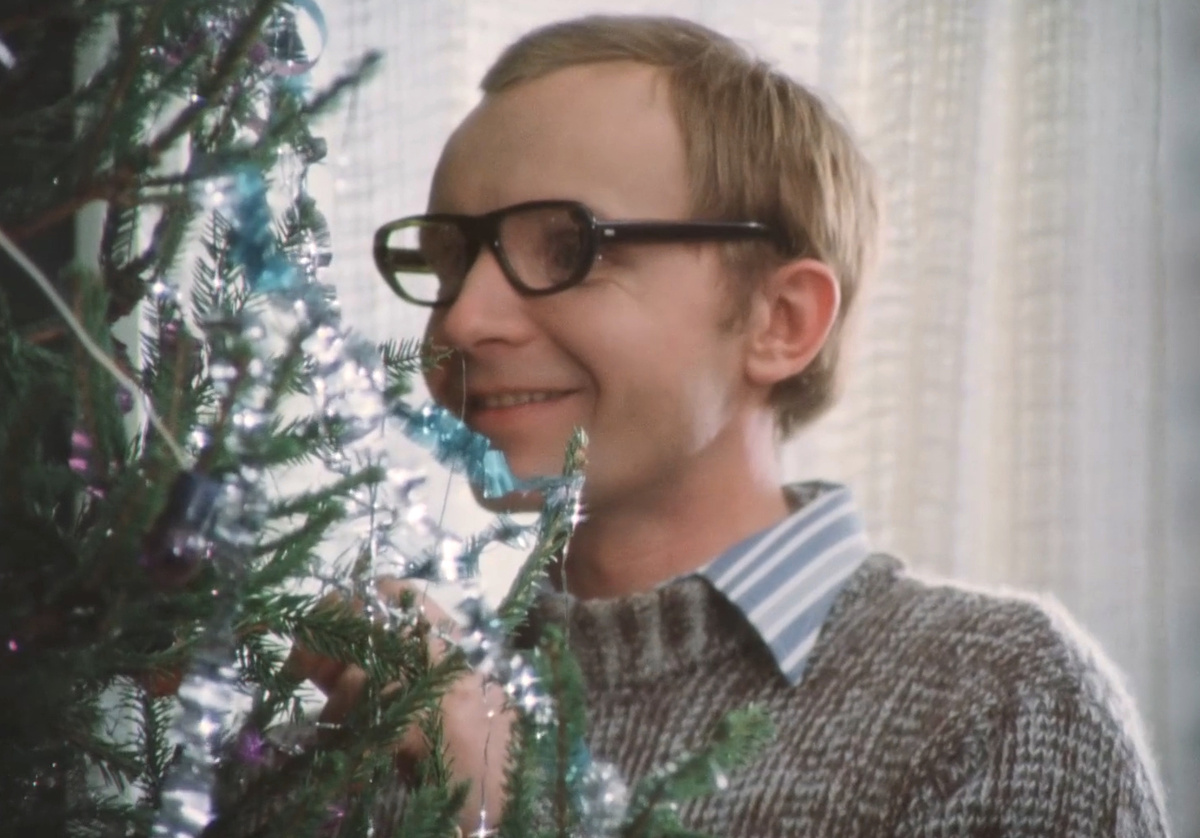 Кадр из кинофильма "Ирония судьбы, или С легким паром!", 1975 г., режиссер Эльдар Рязанов, сценаристы Эмиль Брагинский, Эльдар Рязанов, композитор Микаэл Таривердиев (скриншот)