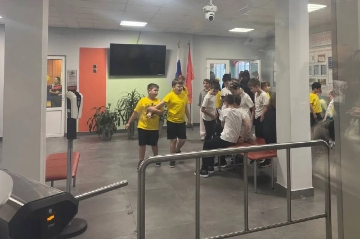    В Петербурге суд отправил под стражу девятиклассника, напавшего на учителя