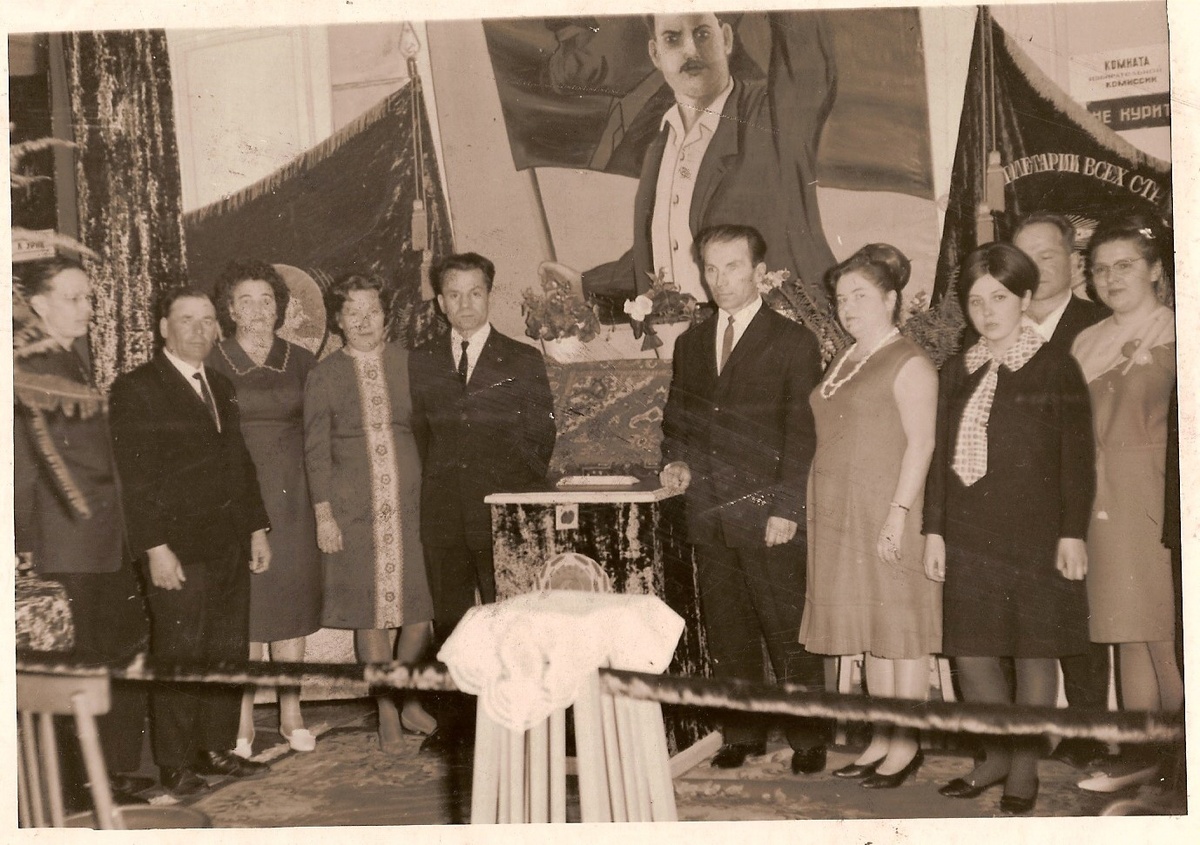 Избирательная комиссия. Состены к чему-то призывает товарищ Артем.