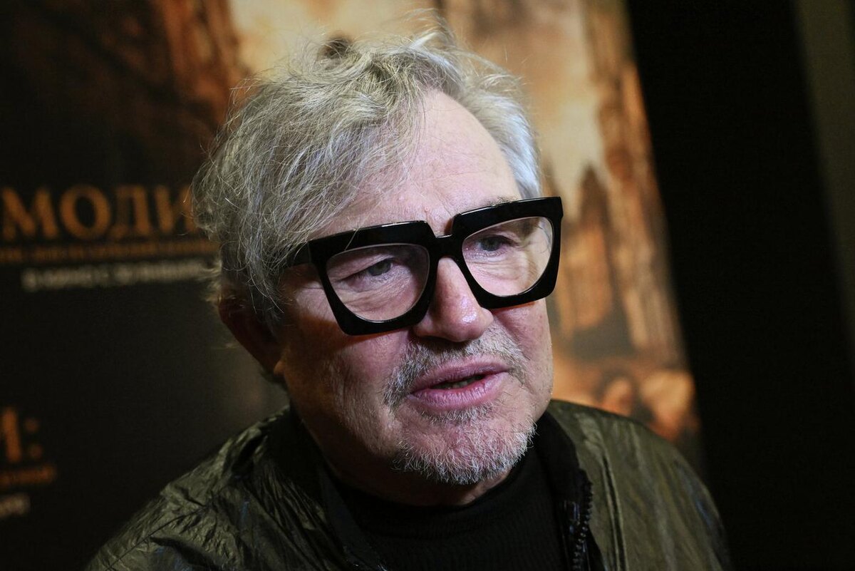 Телеведущий Дмитрий Дибров на премьере фильма "Моди: Три дня на крыльях безумия". Кирилл Каллиников / @ РИА "Новости" 