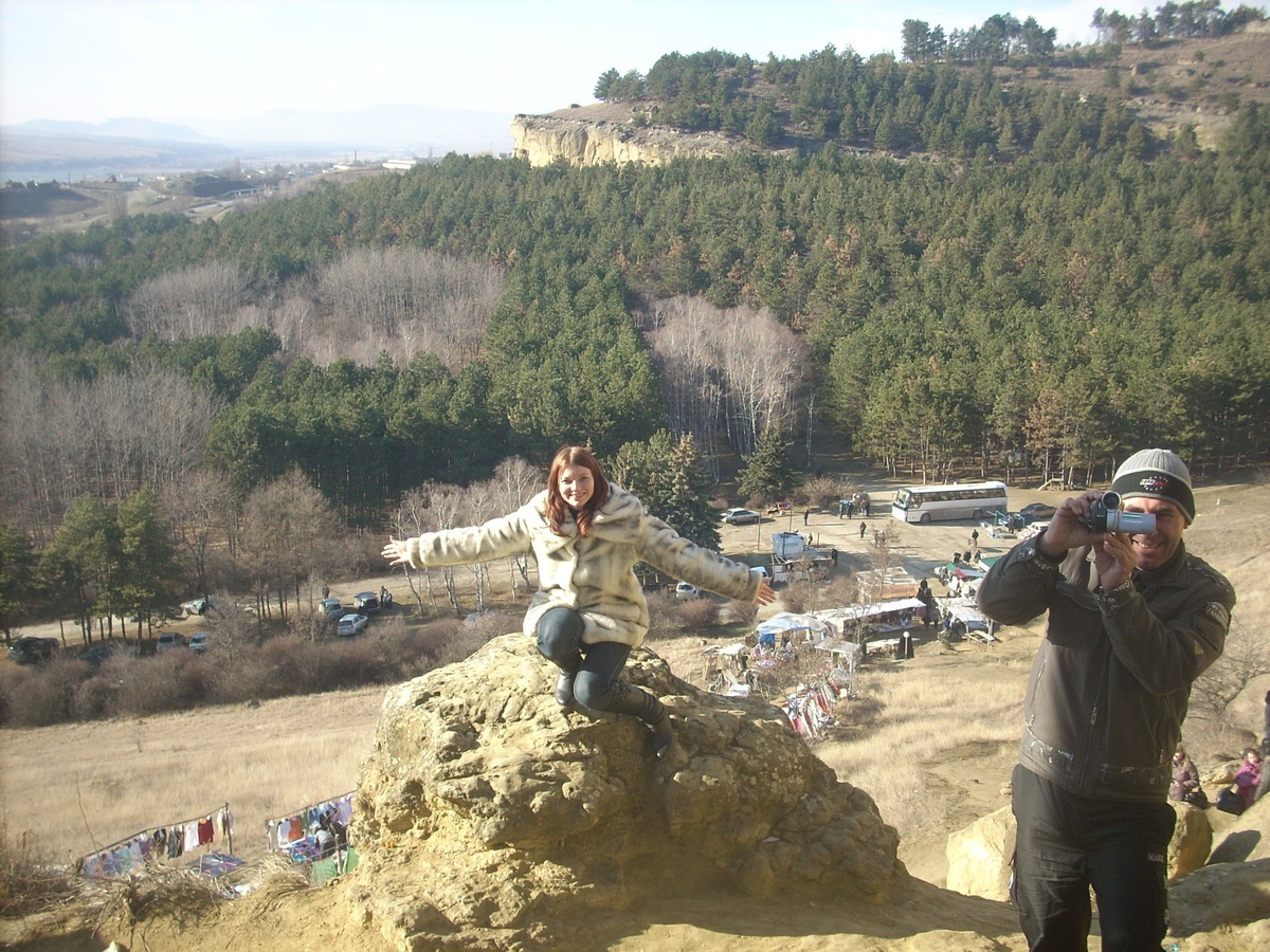 На этом фото заметно, что внизу много места для парковки авто. Но в последние годы там место отыскать сложно.