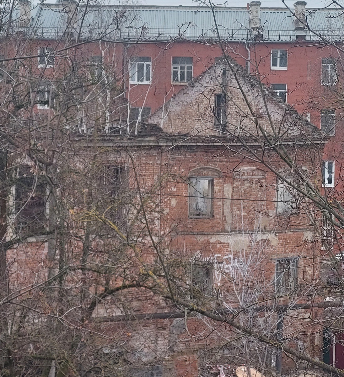 Фото автора. На фото видно, что крыша здания и межэтажные перекрытия отсутствуют.