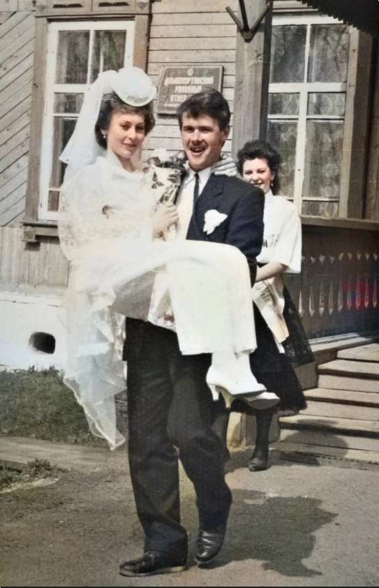 Фото из личного архива автора. Фасад и крылицо здания.