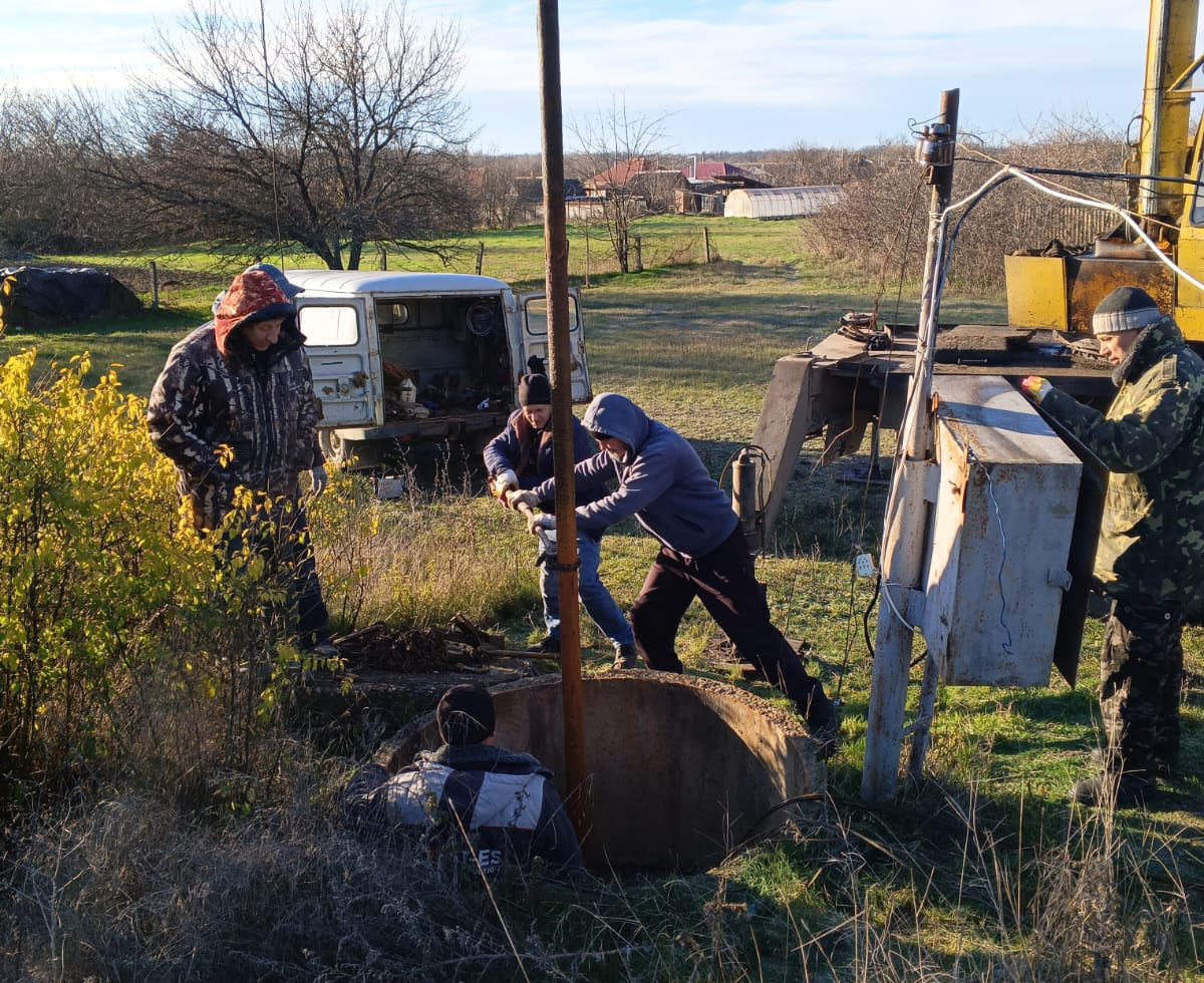    В станице Ловлинской бригада коммунальщиков заменила вышедший из строя глубинный насос / фото МУП «ЖКХ Тбилисского района»