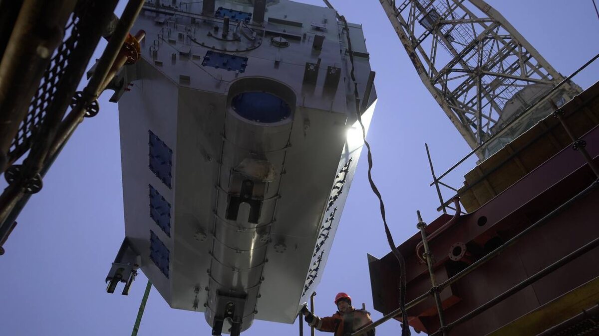 На атомный ледокол "Ленинград" проекта 22220 установили элементы котельной установки / Фото: "Балтийский завод"  📷
