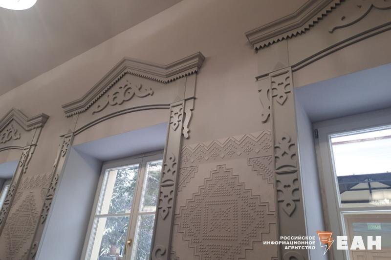    @ ЕАН / Окна в здании центра развития культуры