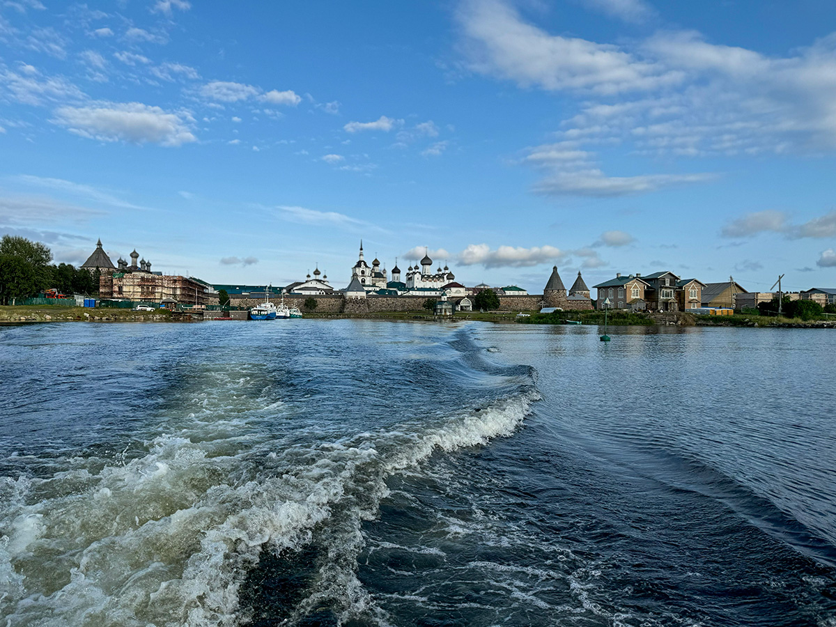 Большой Соловецкий остров и монастырь - вид с воды (с) Соловецкий музей-заповедник