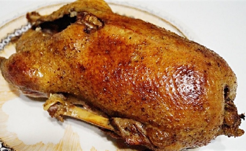 Праздничный гусь с начинкой: как приготовить нежнейшую птицу со вкусом европейских традиций