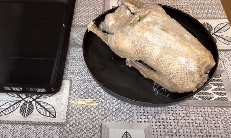 Праздничный гусь с начинкой: как приготовить нежнейшую птицу со вкусом европейских традиций