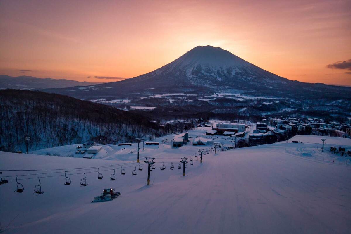 Нисеко (Niseko): Самый популярный международный курорт. В 2025 году здесь открываются новые люксовые отели, а инфраструктура полностью заточена под англоязычных туристов.
