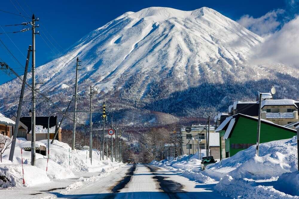 Хоккайдо — это самый северный, второй по величине и, пожалуй, самый «дикий» остров Японии. В 2025 году он остается главным направлением для любителей активного зимнего отдыха, качественных морепродуктов и нетронутой природы