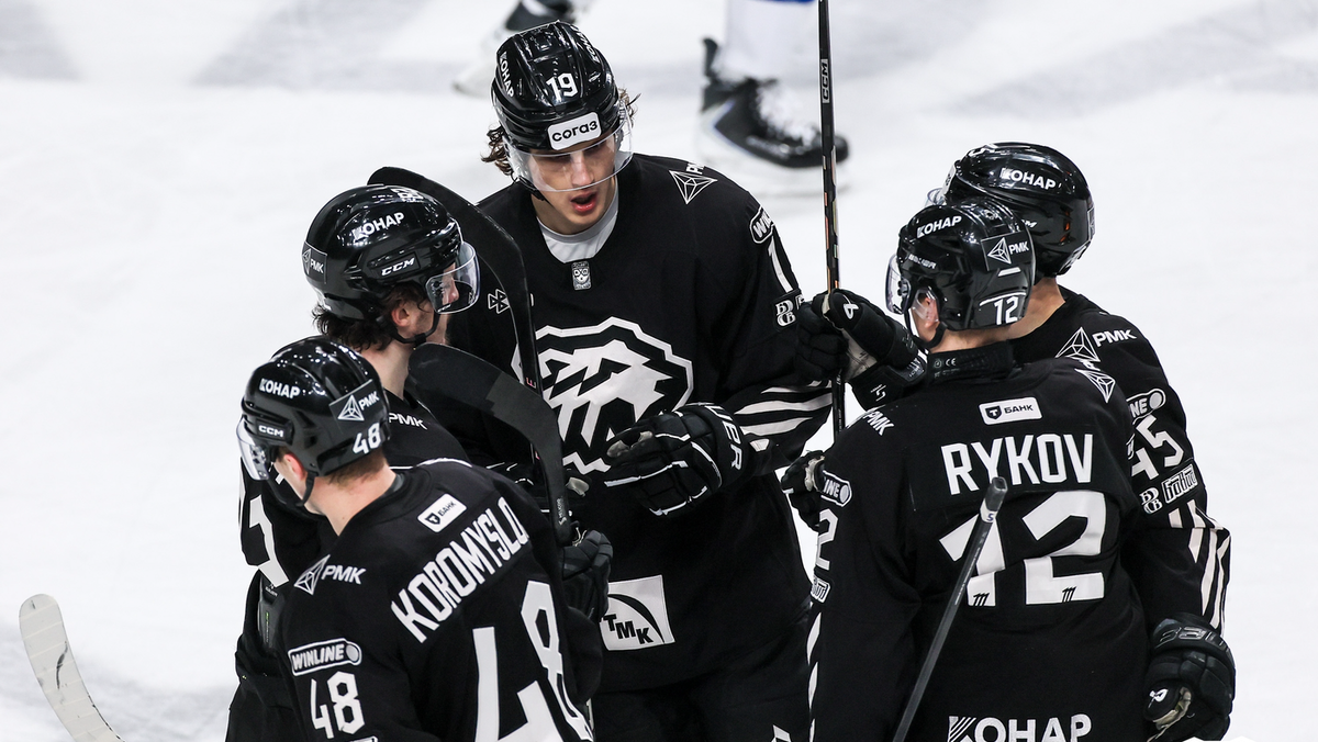 Импровизированное собрание пятёрки "Трактора" на льду