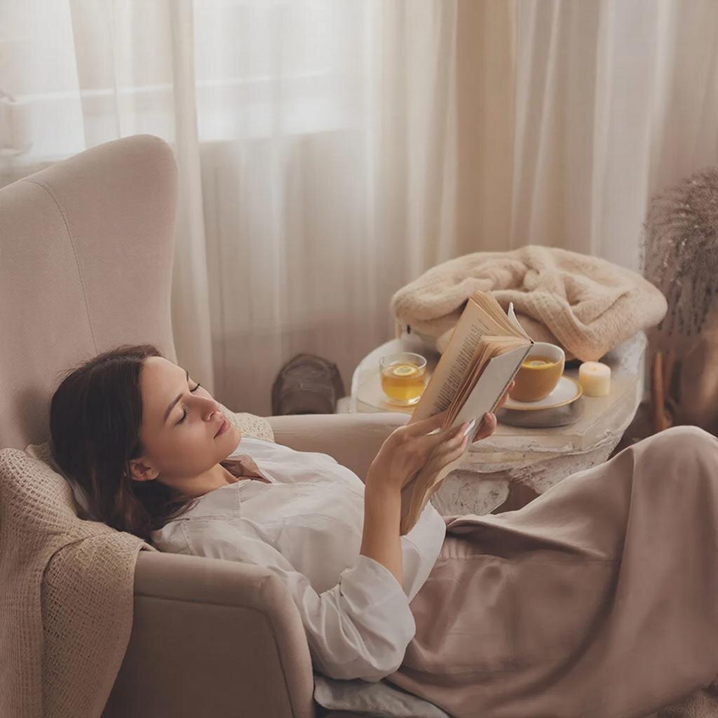 Для меня забота о себе (очень долгое время было) - тишина, чай и книжка