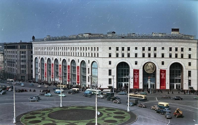 Всеволод Тарасевич
Универмаг «Детский мир» 
Дата съемки: 1957 - 1958 Источник: https://russiainphoto.ru/