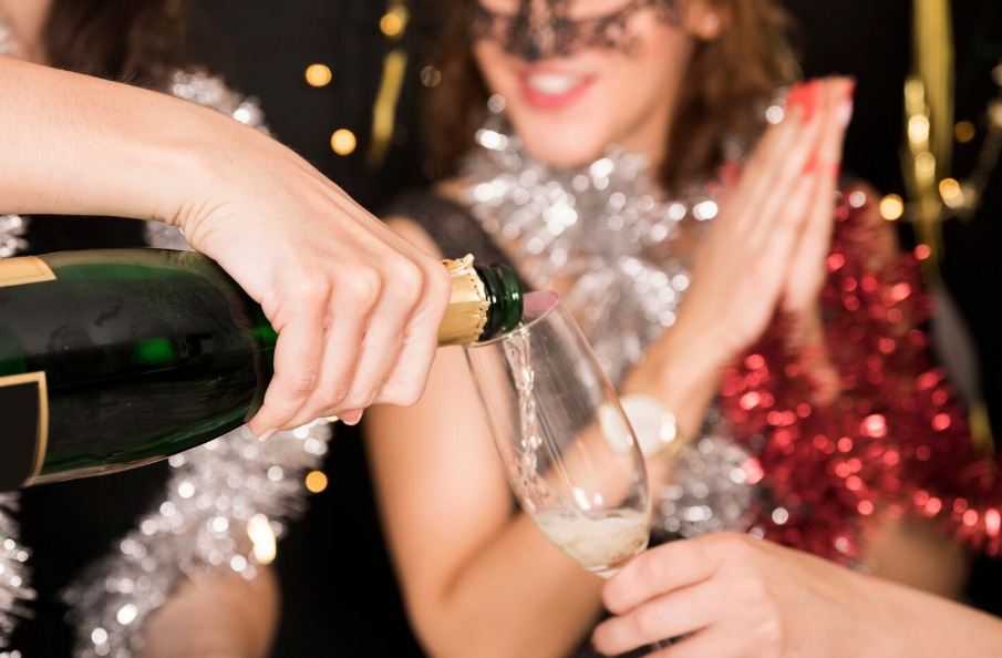 Фото: ru.freepik.com. Чрезмерное употребление алкоголя вредит вашему здоровью