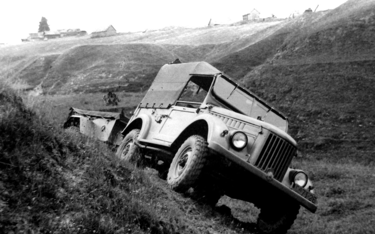 УАЗ-69 с одноосным прицепом УАЗ-704 на местности
