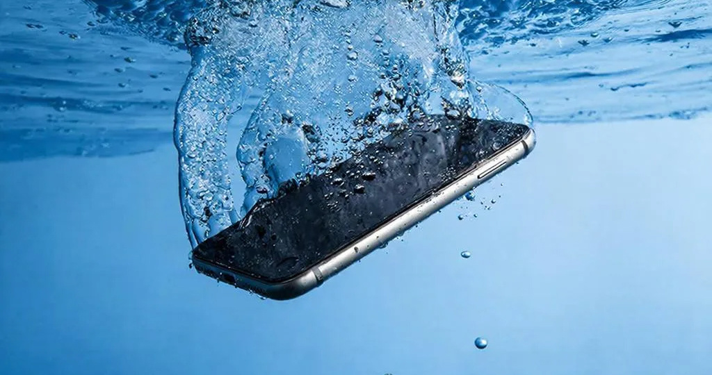 Что делать, если уронили телефон в воду? Пошаговая инструкция и главные ошибки