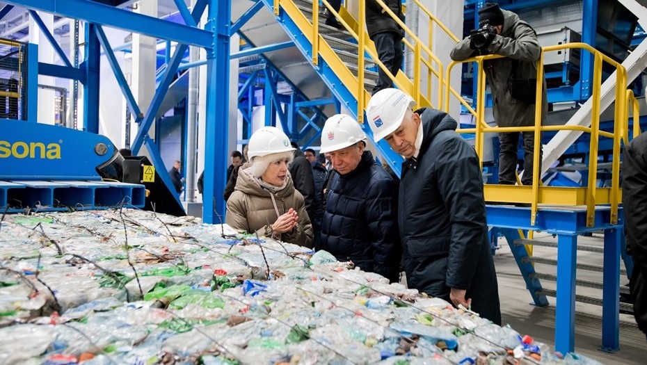    Губернатор Петербурга Александр Беглов и губернатор Ленобласти Александр Дрозденко на производстве по переработке отходов. Автор фото: Ермохин Сергей/ДП