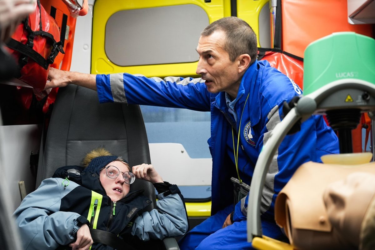    Юноша с тяжёлым заболеванием часто ездит в карете скорой помощи, но в основном - без сознания