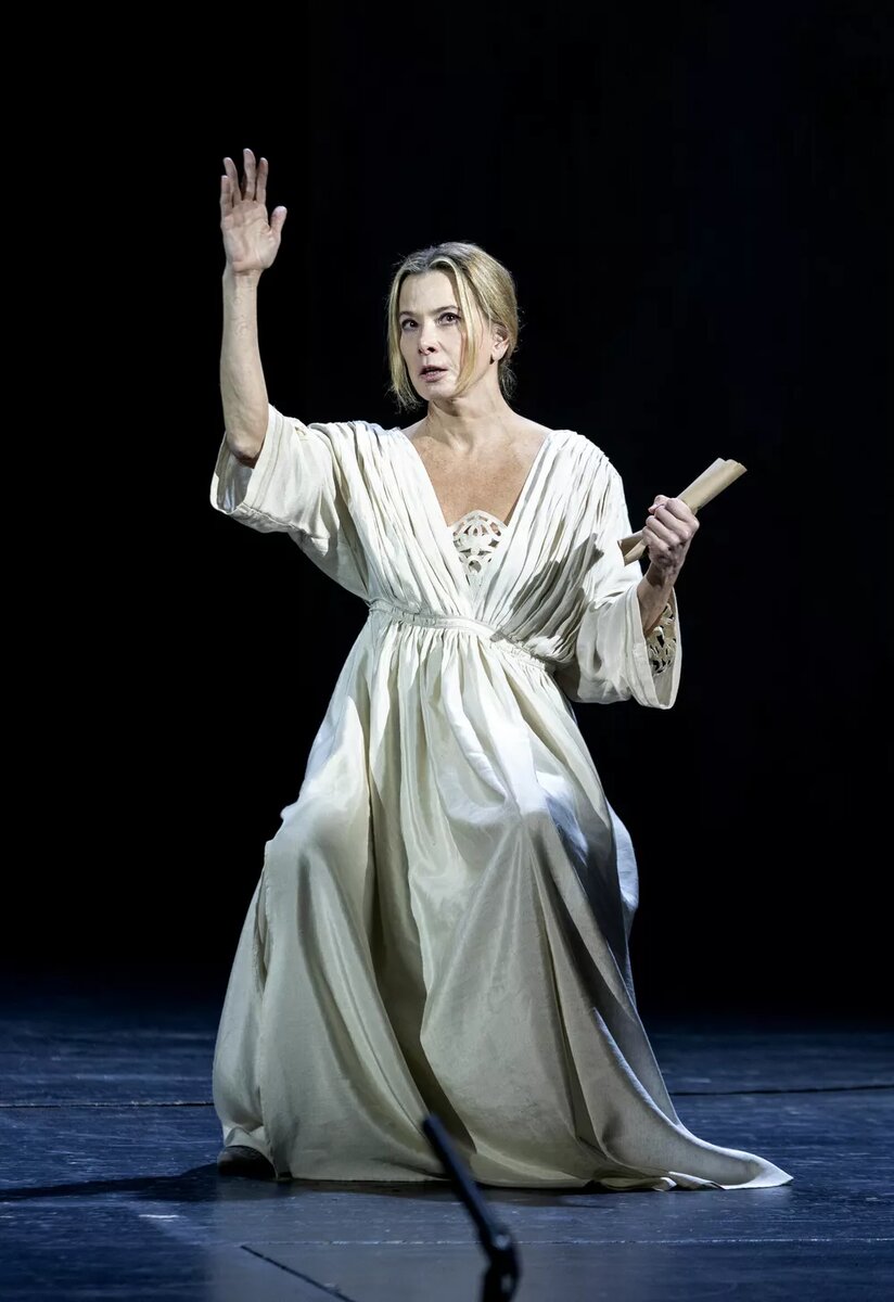 Юлия Высоцкая в спектакле "Макбет"📷
