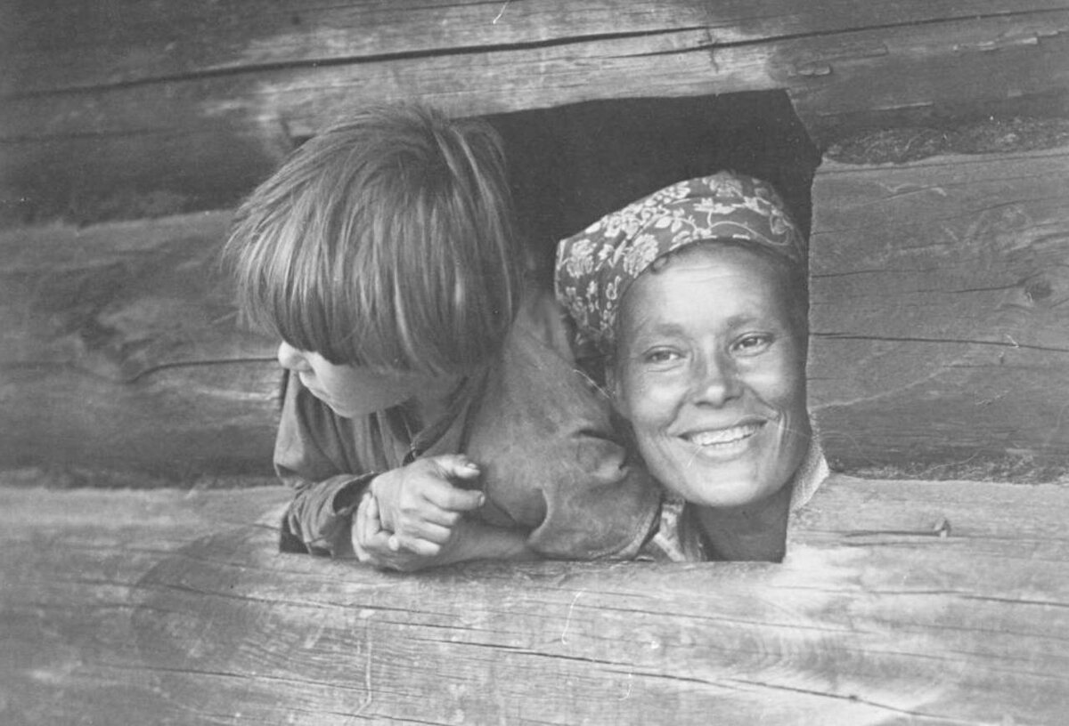 Молодая женщина с ребенком, Ухта, лето 1894 года. Фотограф - Инха (Нюстрём) Инто Конрад.