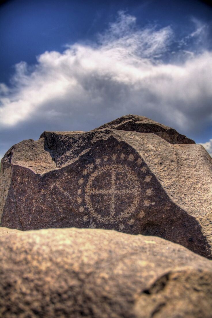 Древний петроглиф. Крест в круге