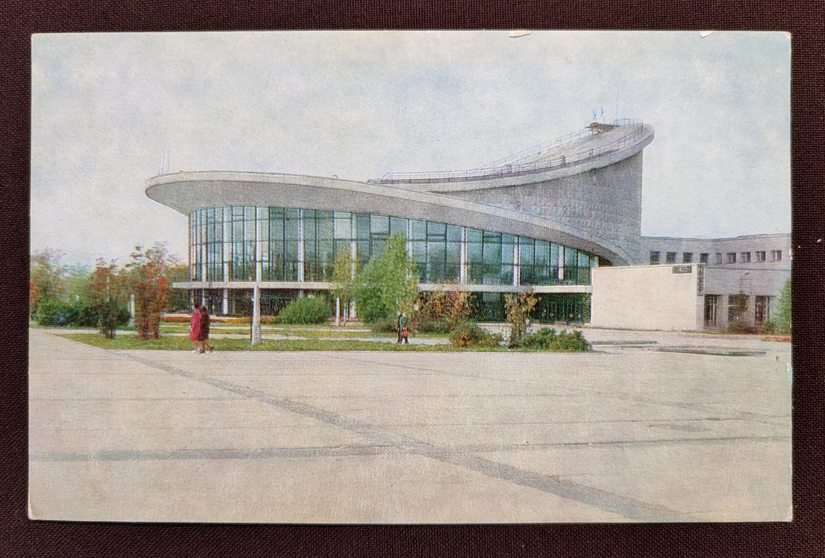 Так выглядел наш Новосибирский цирк в 75-м году (фото с открытки тех лет). Построен в 1971-м
