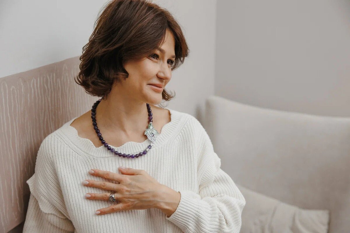 Фиолетовый: Бренд TRIORA, коллекция Италия: колье из натурального аметиста, дизайнерская брошь и шелковый шарфик Твилли