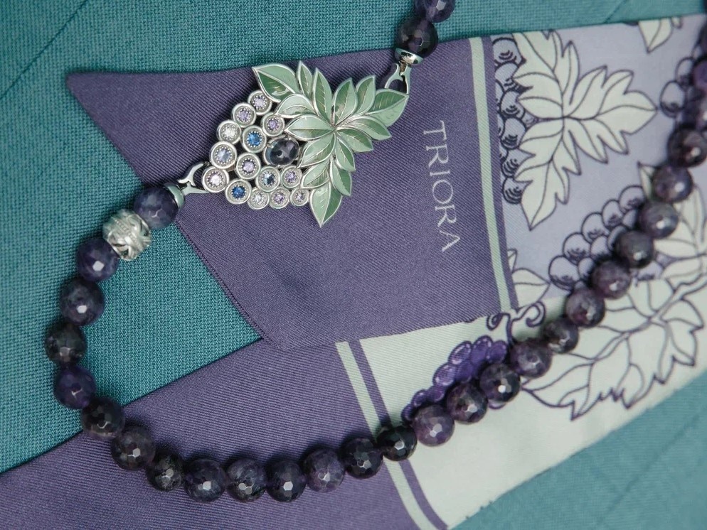 Фиолетовый: Бренд TRIORA, коллекция Италия: колье из натурального аметиста, дизайнерская брошь и шелковый шарфик Твилли