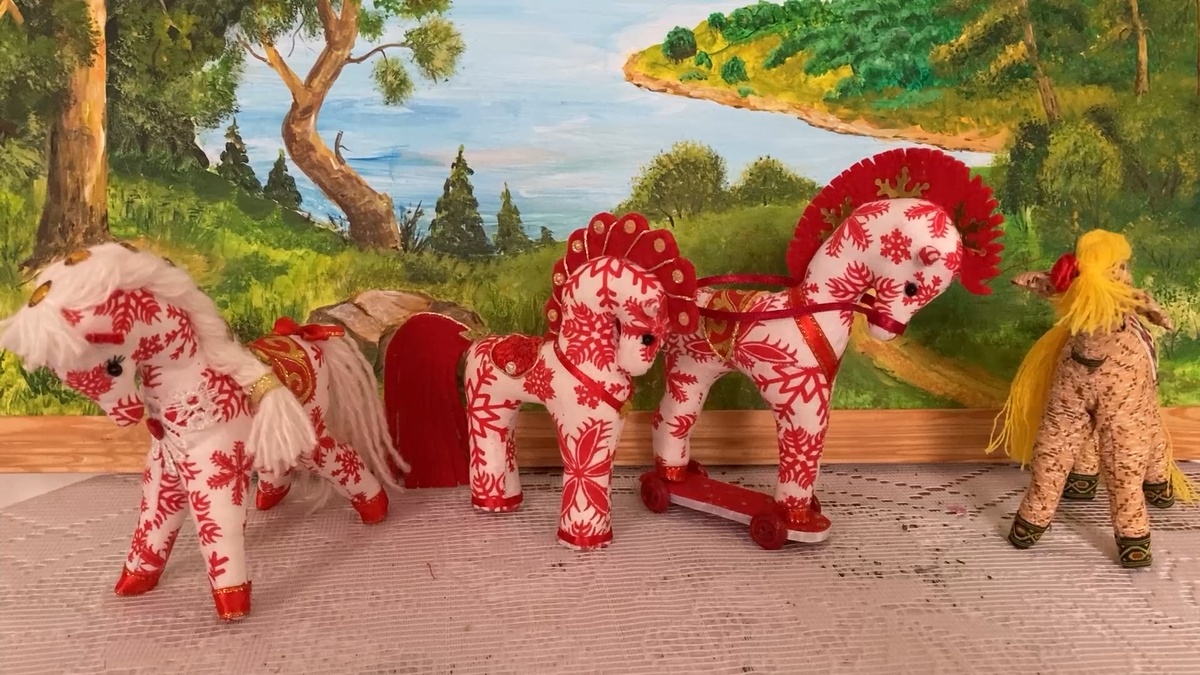     Мастерицы из Заозёрного проводят мастер-классы по созданию мягких ёлочных игрушек