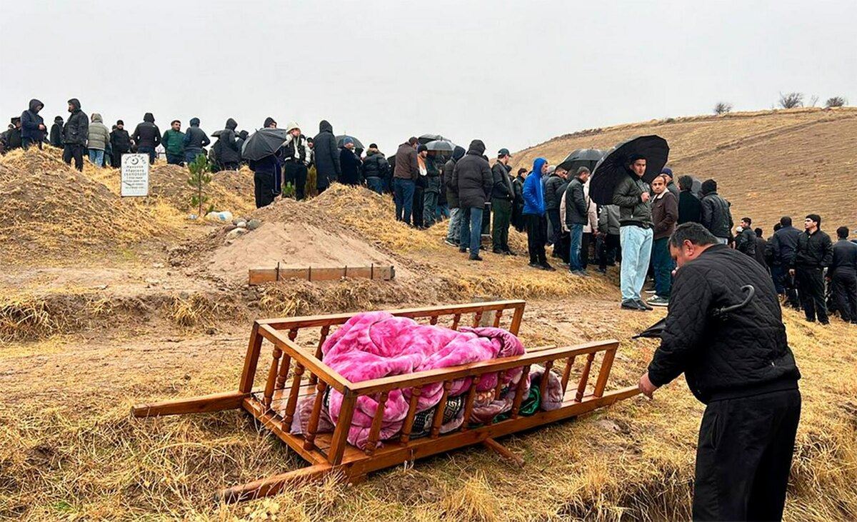 Похороны Кобилджона Алиева. Фото с сайта "Азии-плюс"