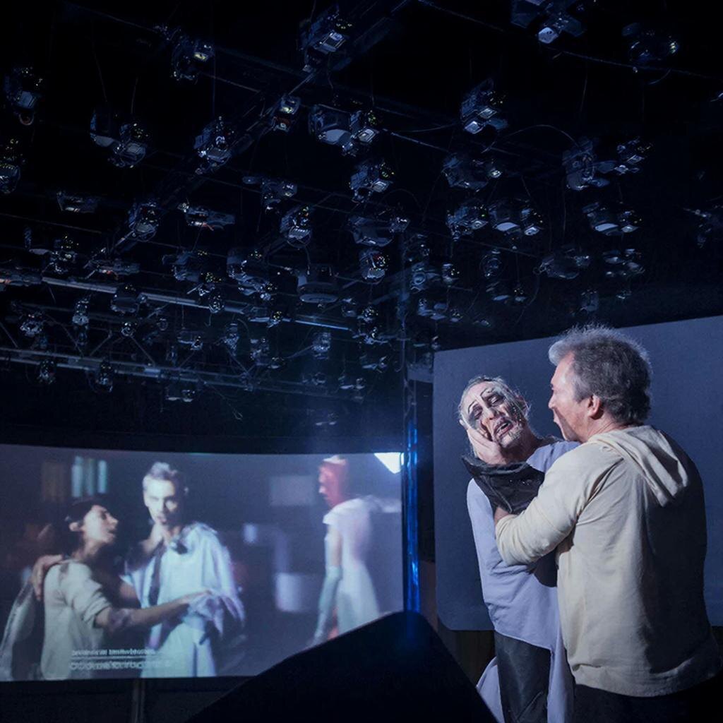 еатр цифровой эпохи. Актёры видят своих цифровых двойников в реальном времени, что позволяет добиться небывалого единства эмоций и движения.