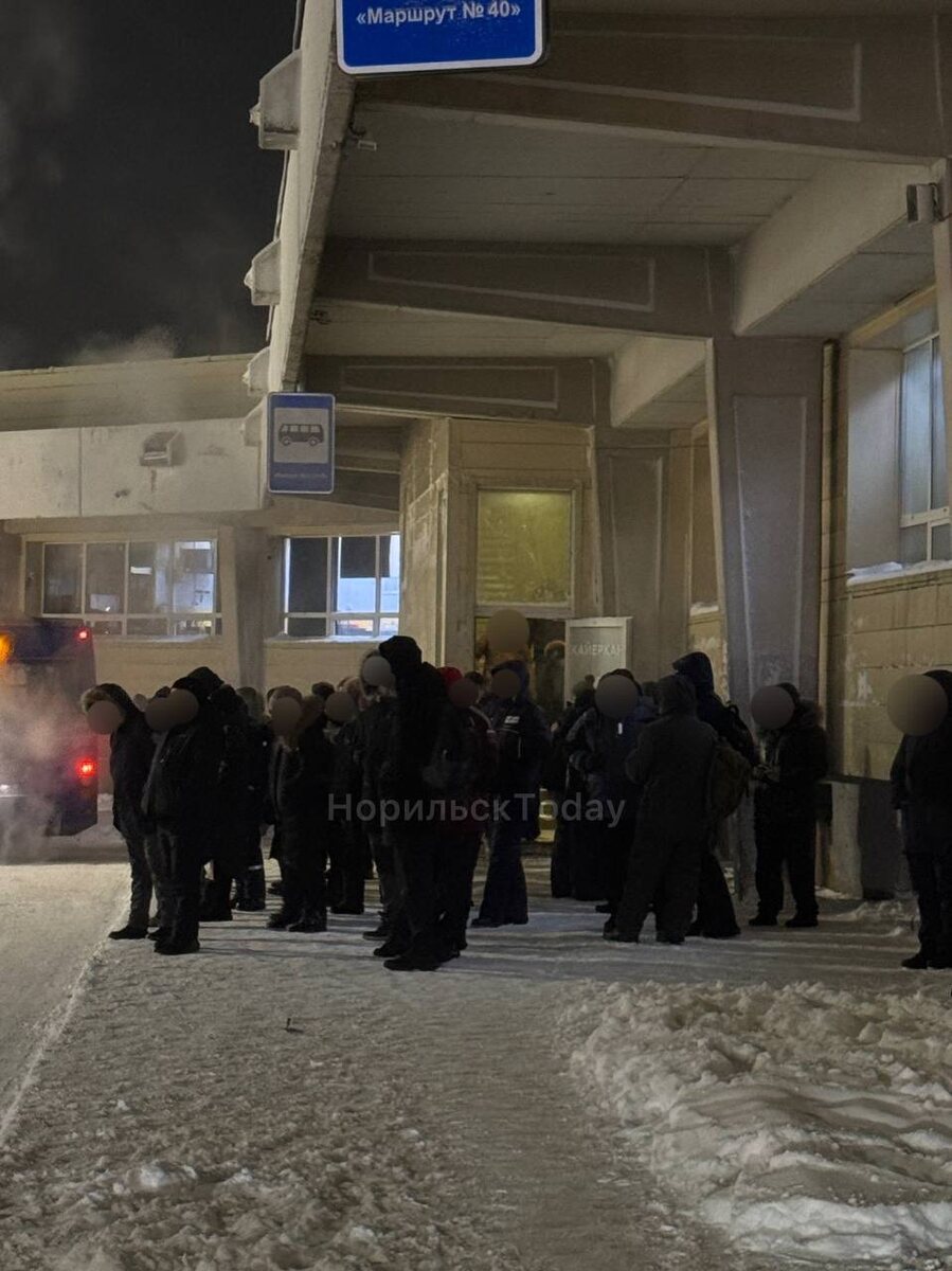 Норильчане подолгу простаивают на остановках) Источник: телеграм-канал Норильск Today