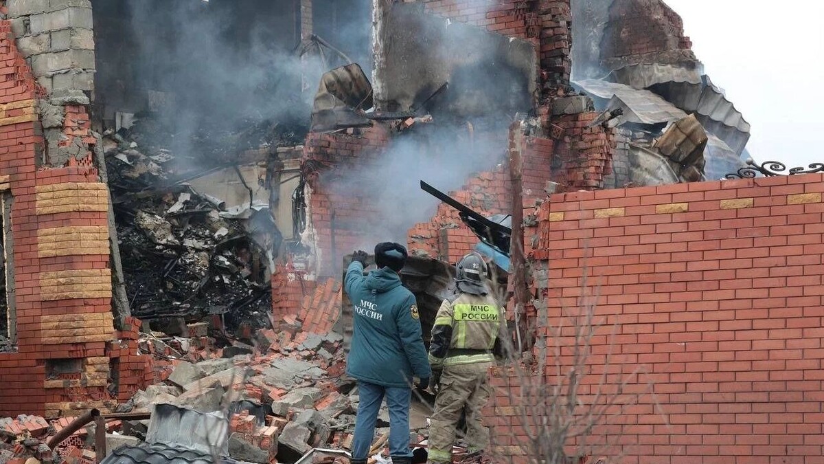    Губернатор Слюсарь опубликовал кадры последствий атаки БПЛА и Батайск   Юрий Слюсарь / Тг-канал Юрия Слюсаря