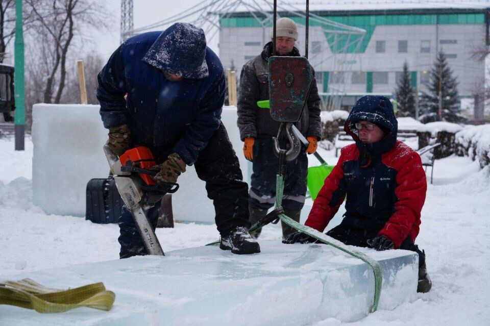    Возведение новогоднего городка в Бийске. Источник: Telegram-канал Виктора Щигрева