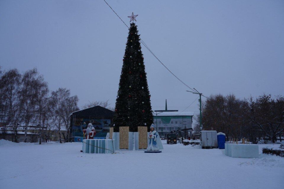    Возведение новогоднего городка в Бийске. Источник: Telegram-канал Виктора Щигрева