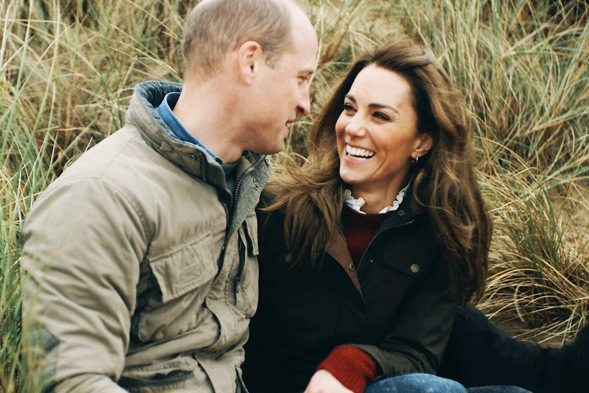     Вся семья в сборе: Кейт Миддлтон показала рождественскую открытку с мужем, дочерью и сыновьями