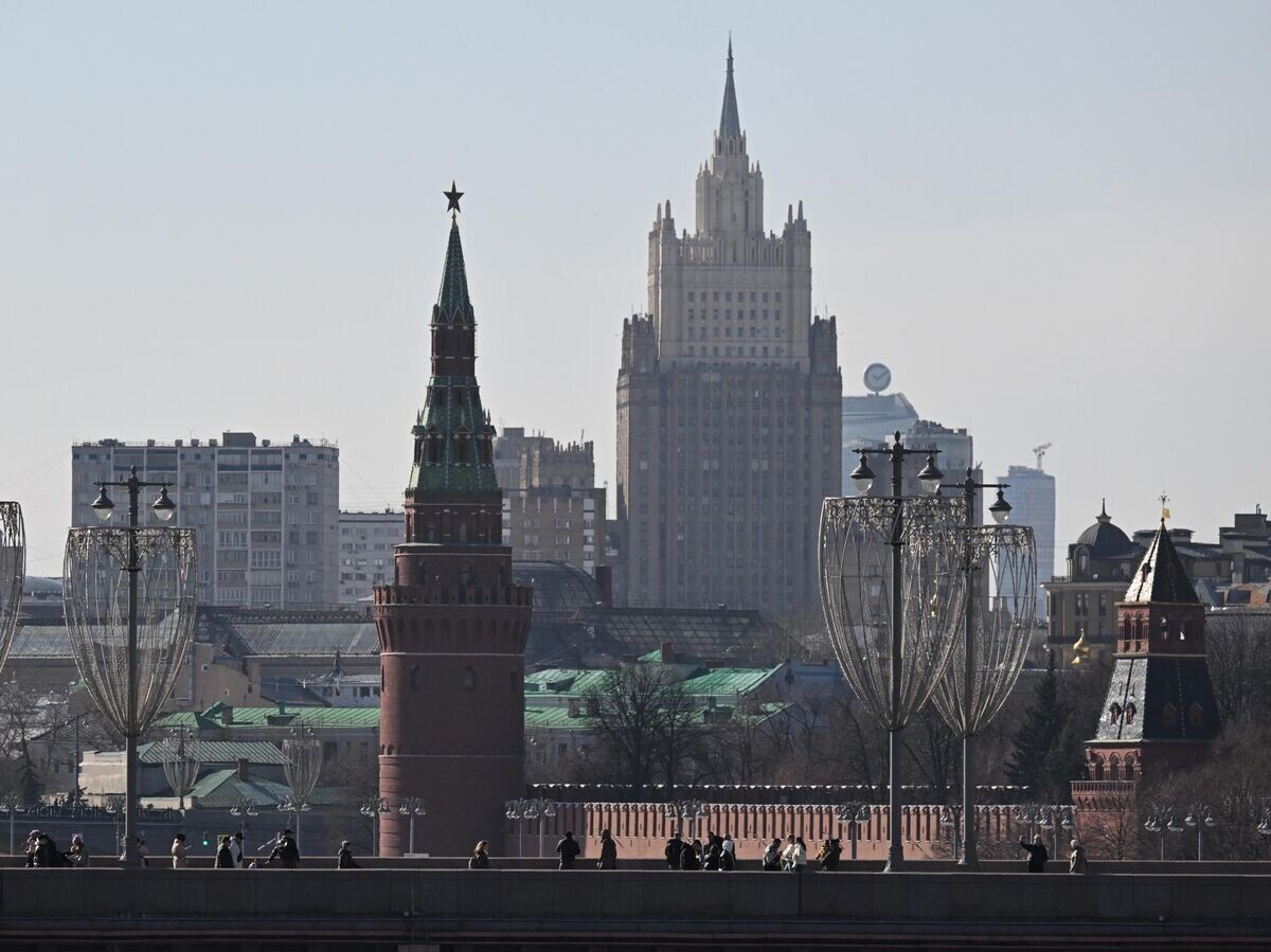   Здание Министерства иностранных дел и Водовзводная башня Московского Кремля | © РИА Новости / Илья Питалев