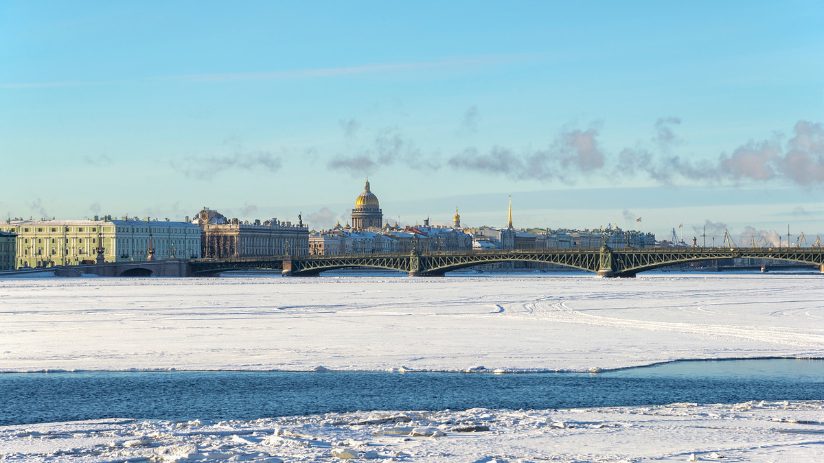     Фото: shushonok/Shutterstock/FOTODOM Специальный теплоход будет возить туристов, пока река окончательно не покроется льдом.