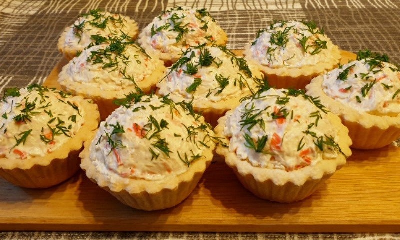 Тарталетки с крабовыми палочками