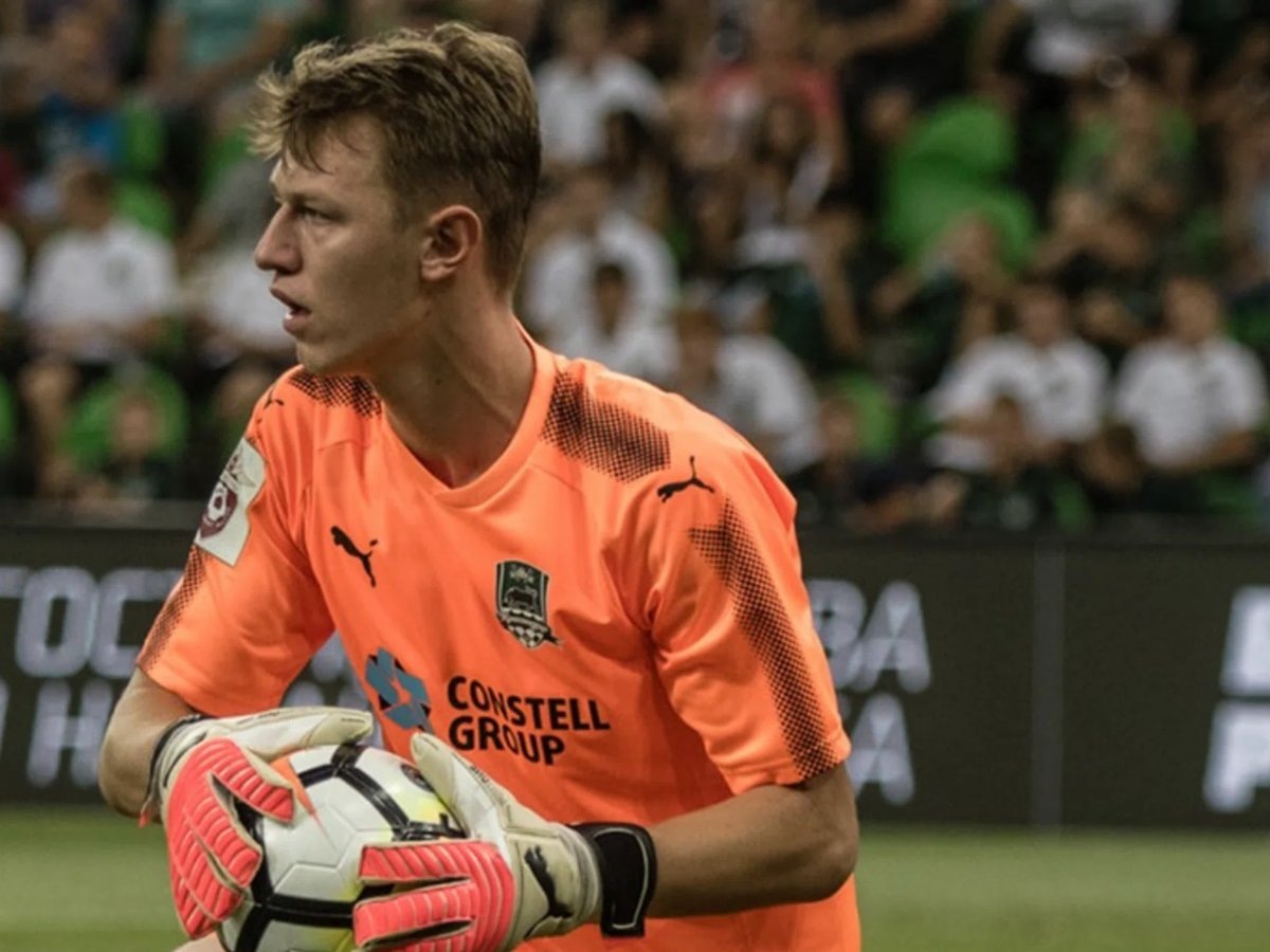    Помимо футбола, Сафонов увлекался шахматами и плаванием