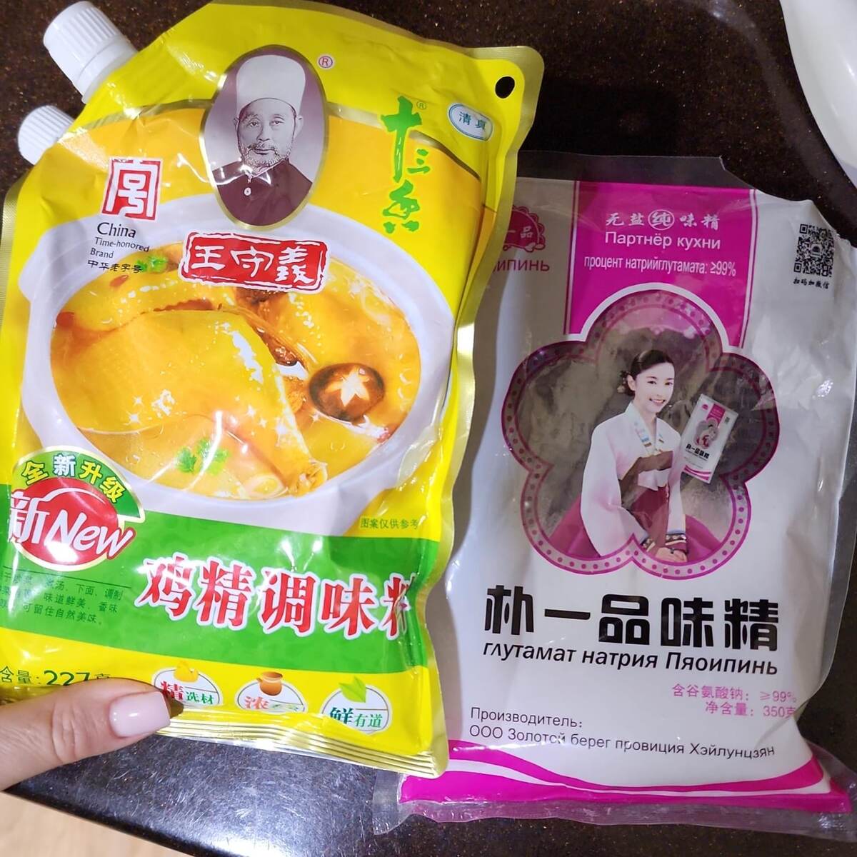 Слева бульон, справа вейсу,  оно же глутамат натрия все есть на озоне и вб