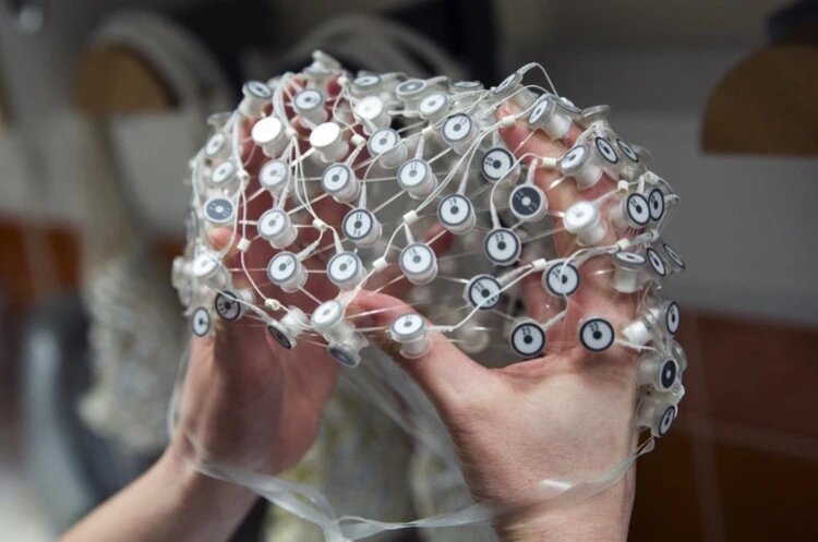 С помощью таких "шапочек" ученые узнают, что происходит в мозгах умерших.