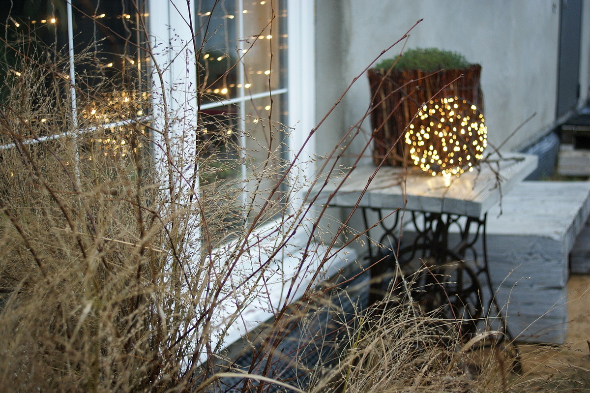 Маленький секрет: главное волшебство в огоньках, в гирляндах. Они преображают любую композицию. 