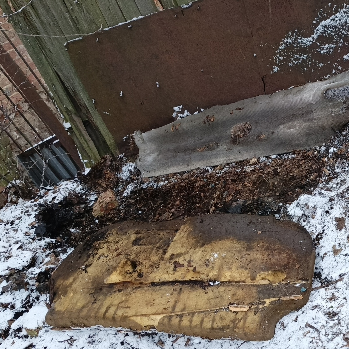 Угол теперь почти расхламлении. Остался железный лист и кусок забора.