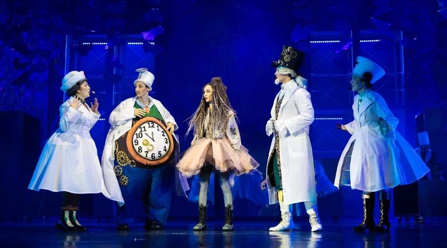     Персонажи Мари и принц из спектакля «Щелкунчик 2:0» Фото Алексея Петрова